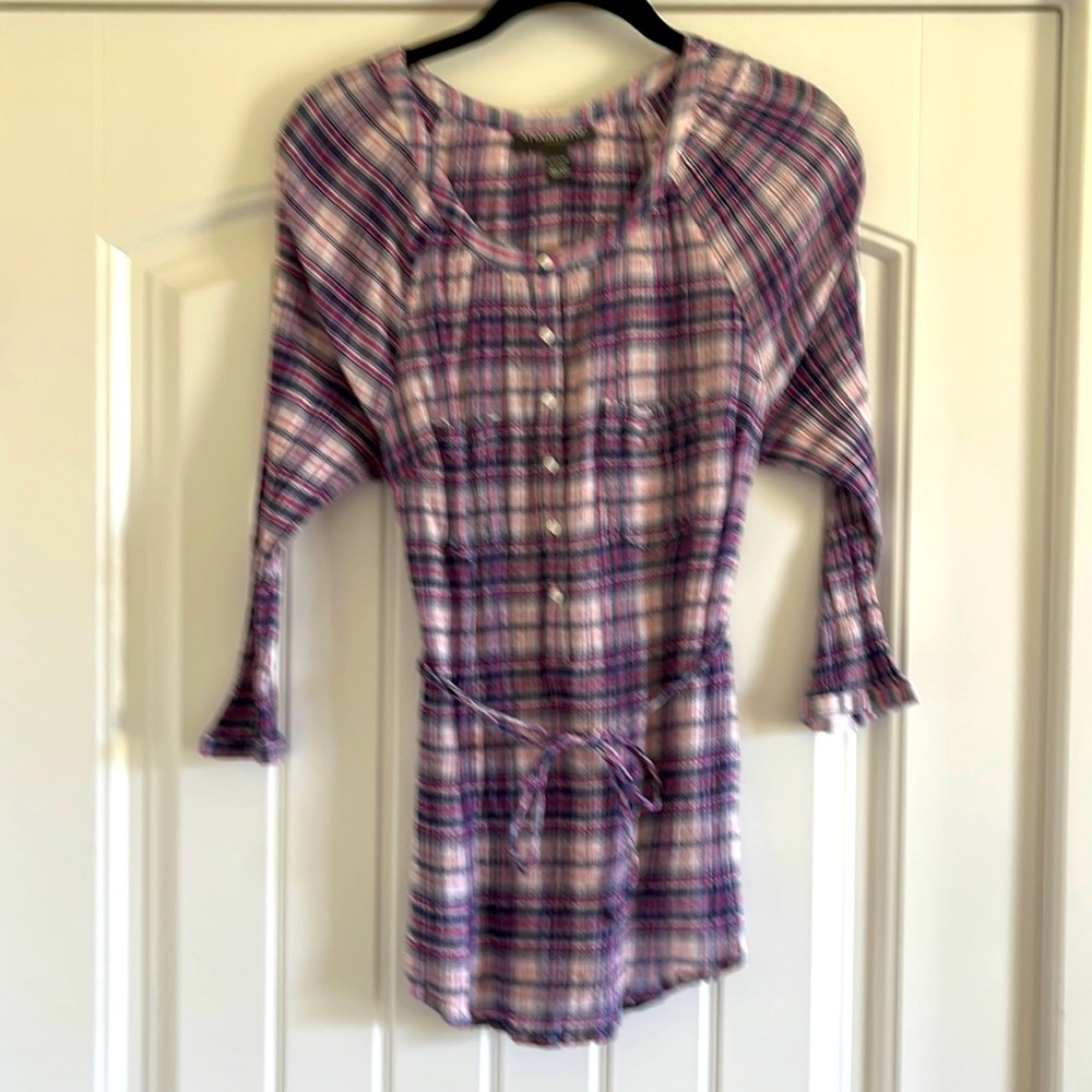 A Pea in the Pod semi-sheet button-down shirt, size S